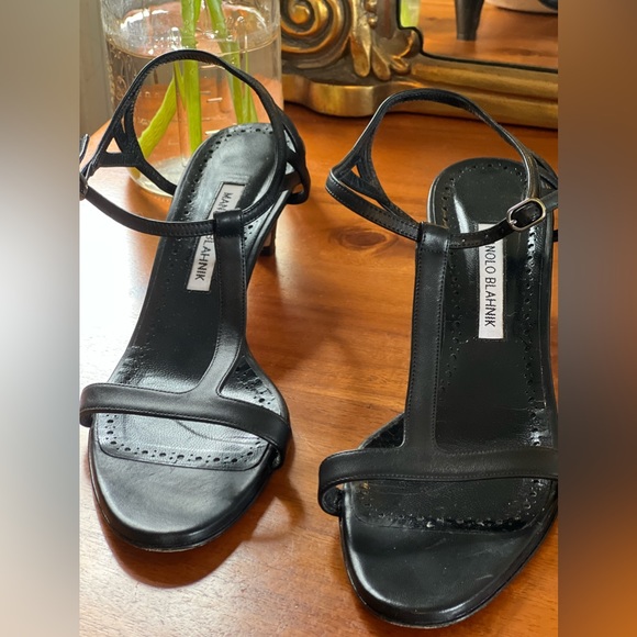 Sz IT 40.5 Manolo Blahnik T-Strap Sandals - Picture 3 of 3